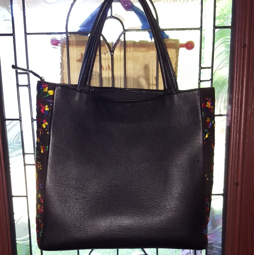 🎉Black Leather Embroidered Tote🎉